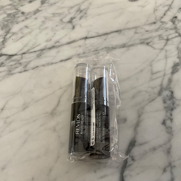 Pair of two Revlon Photoready Concealer in Light Pale 002 - Picture 2 of 2